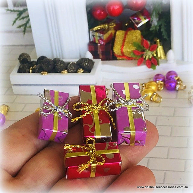Gifts Wrapped - x 4 - Mixed Colours