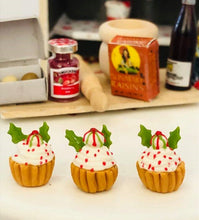 Christmas Cup Cakes x 3 - White - Miniature
