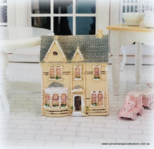 Miniature Lodge Dollhouse - 7 cm high - Miniature