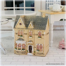 Miniature Lodge Dollhouse - 7 cm high - Miniature