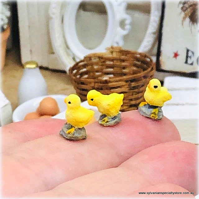 Dollhouse miniature chick hen figurines