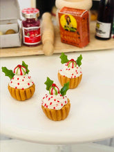 Christmas Cup Cakes x 3 - White - Miniature