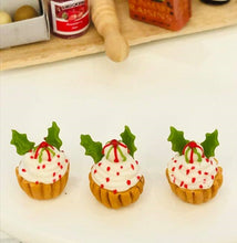 Christmas Cup Cakes x 3 - White - Miniature