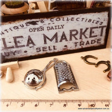 Grater & Sieve - Miniature