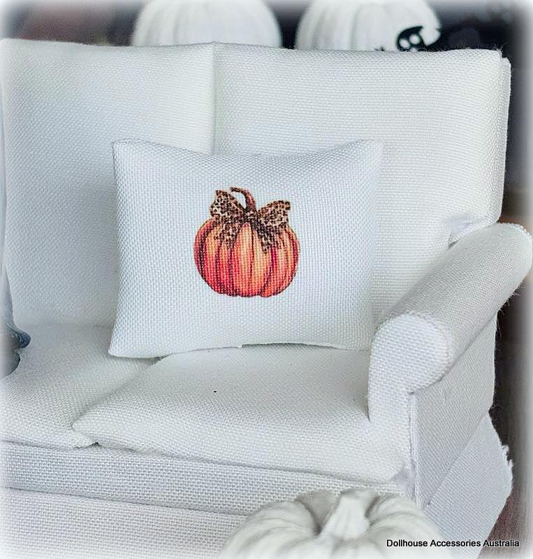 White Cushion - Country Pumpkin - Miniature
