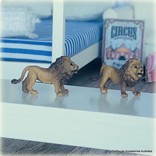 Dollhouse pair of lion figures mini