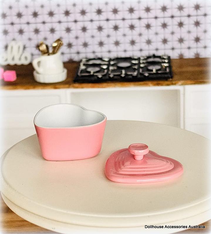 Dollhouse pink heart shaped casserole pot kitchen