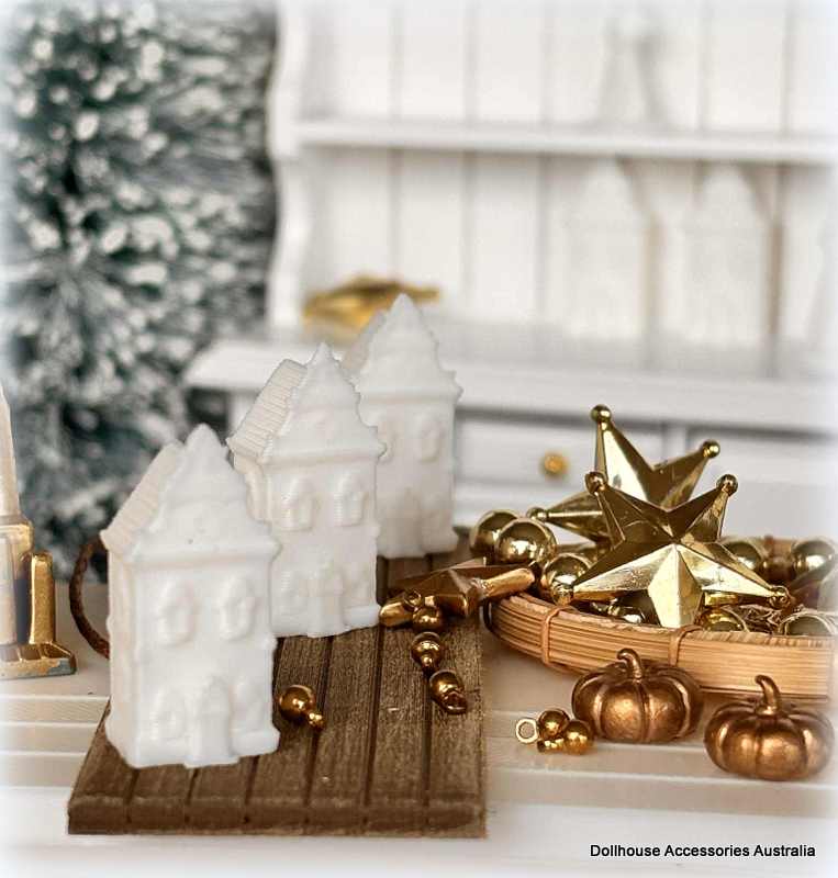 Dollhouse Dutch Gingerbread house shelf ornament putz house