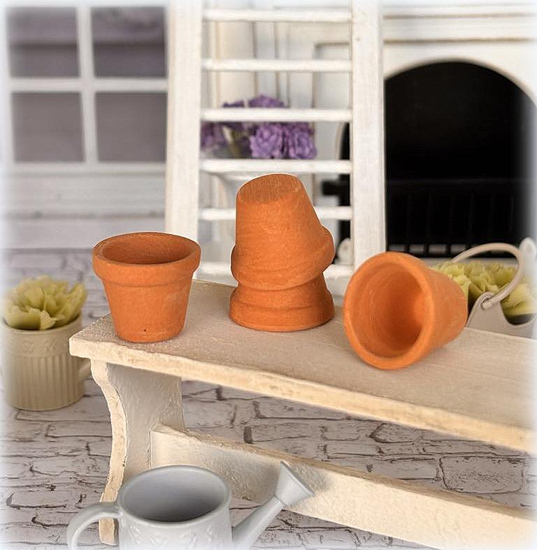 Dollhouse miniature terracotta potting planter pots empty