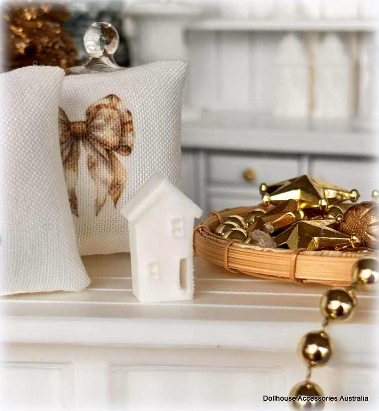 Dollhouse miniature white 3D printed house shelf ornament