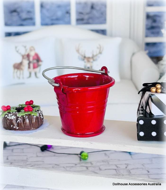 Dollhouse shiny red bucket