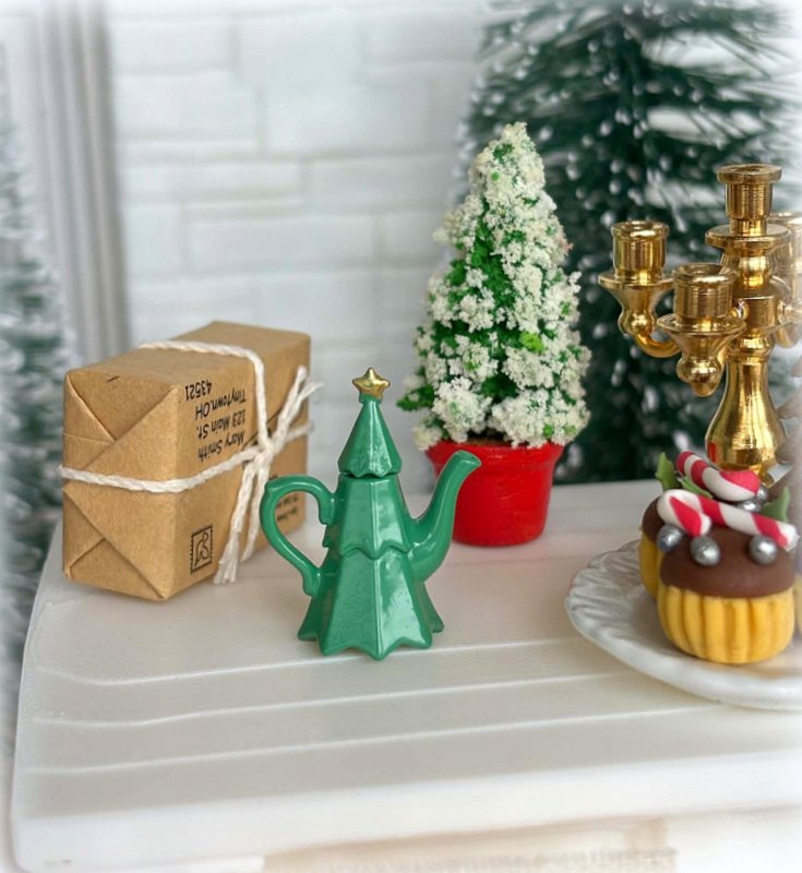 Dollhouse Christmas tree tea pot