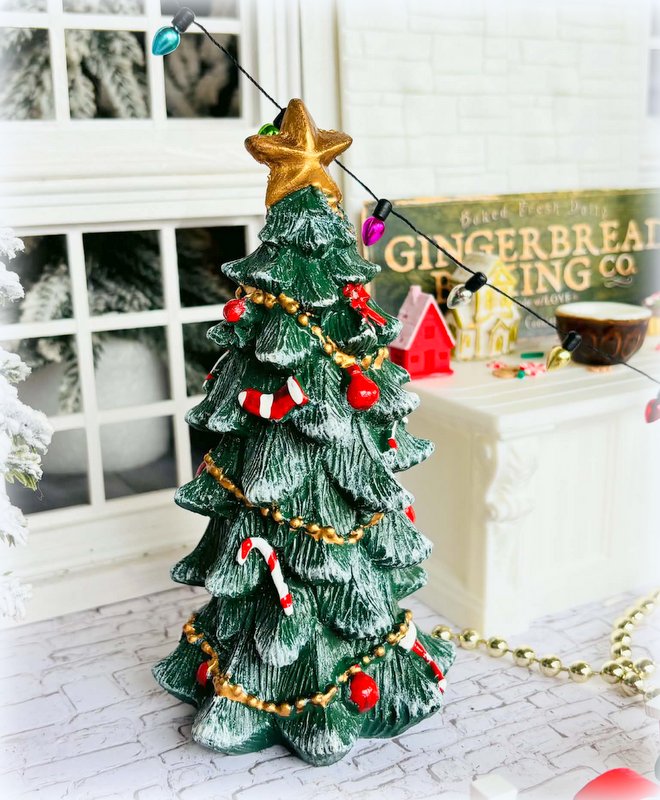 Dollhouse resin pre-decorated Christmas tree