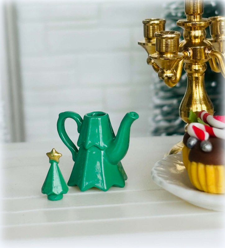 Dollhouse Christmas tree tea pot