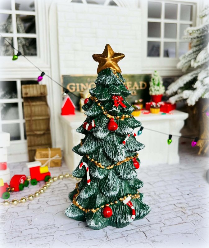 Dollhouse resin pre-decorated Christmas tree