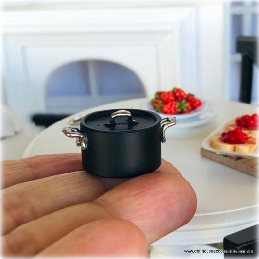 Dollhouse black pot