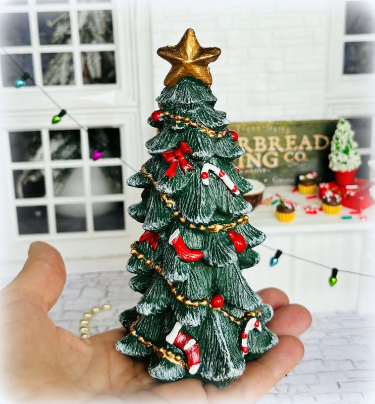 Dollhouse resin pre-decorated Christmas tree