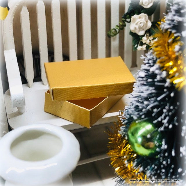 Dollhouse Miniature gift box gold
