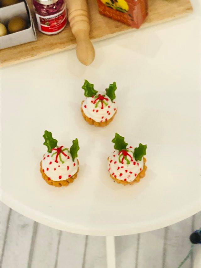 Christmas Cup Cakes x 3 - White - Miniature