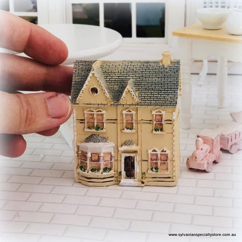 Miniature Lodge Dollhouse - 7 cm high - Miniature