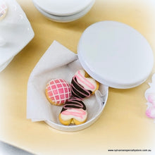 White Cake Tin with 3 pink cakes - Miniature