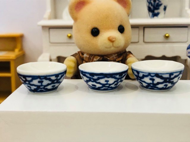 Sylvanian Families bear with bowl
