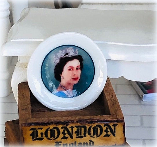 Dollhouse miniature Queen plate royalty