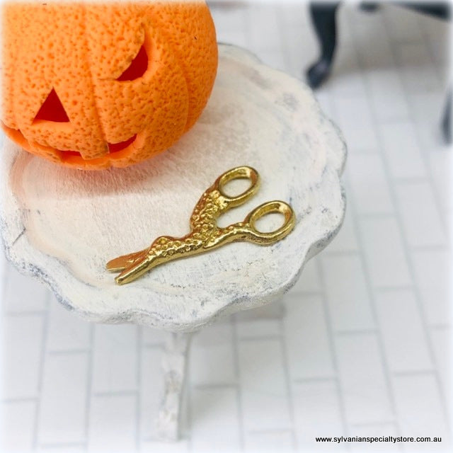 Dollhouse halloween broomstick trimming shears