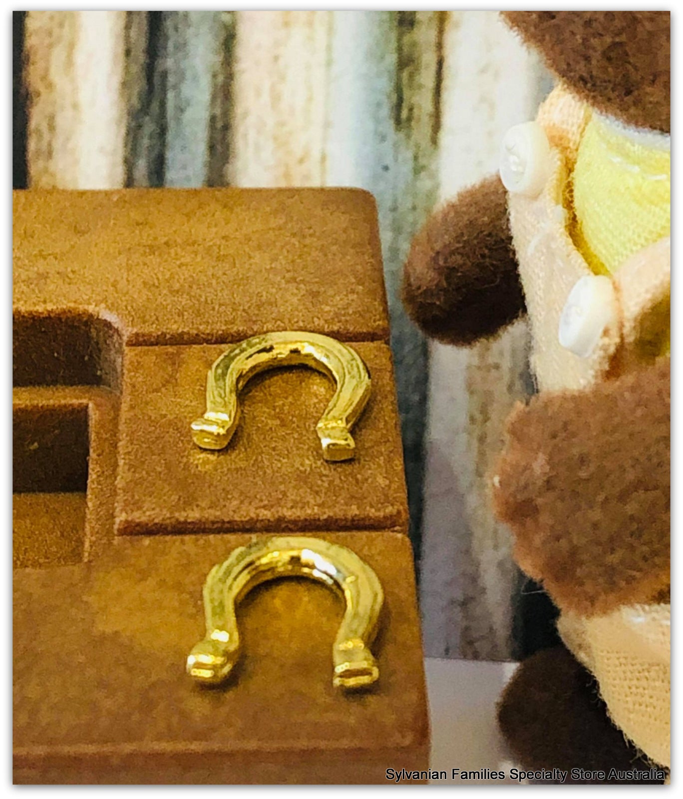 Dollhouse miniature horse shoes