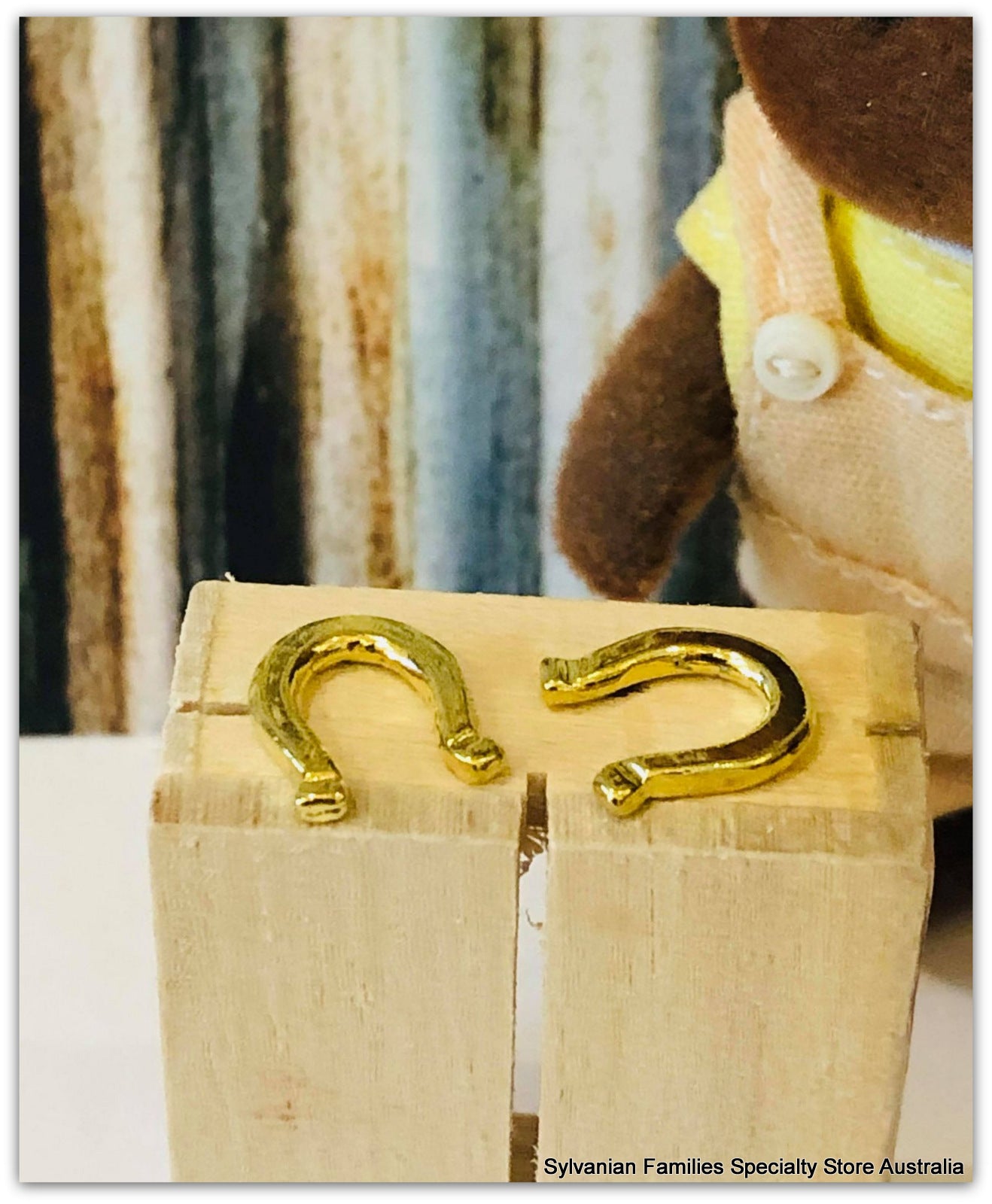 Dollhouse miniature horse shoes brass gold