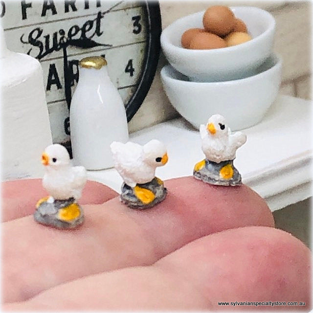 Dollhouse miniature chick figurines poultry hens