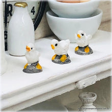 Dollhouse miniature chick figurines poultry hens