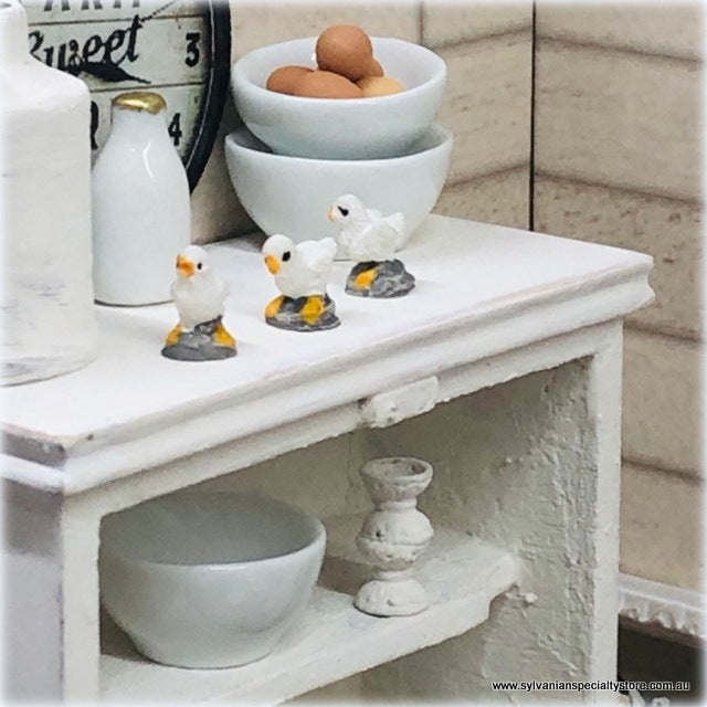 Dollhouse miniature chick figurines poultry hens