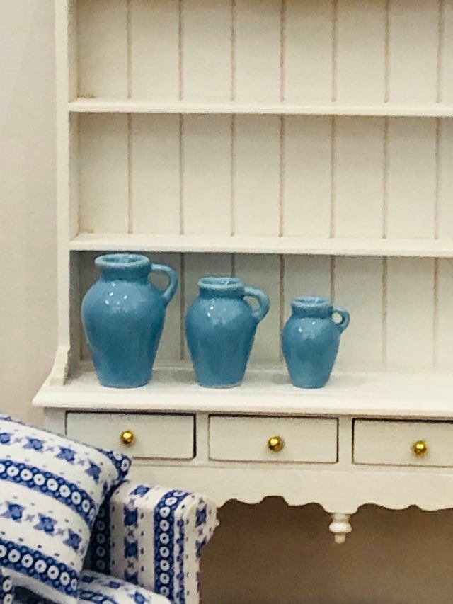 Dollshouse light blue vases decor
