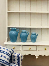 Dollshouse light blue vases decor