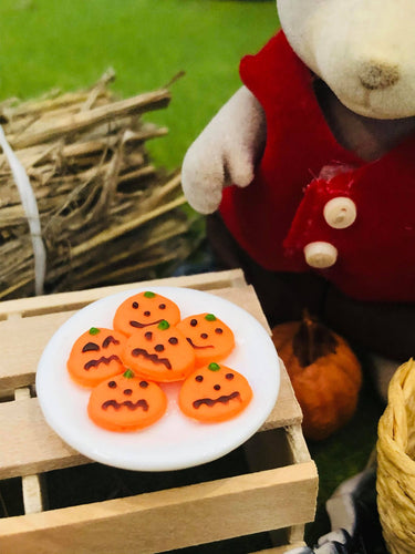 Dollshouse miniature sylvanian halloween cookies plate pumpkins