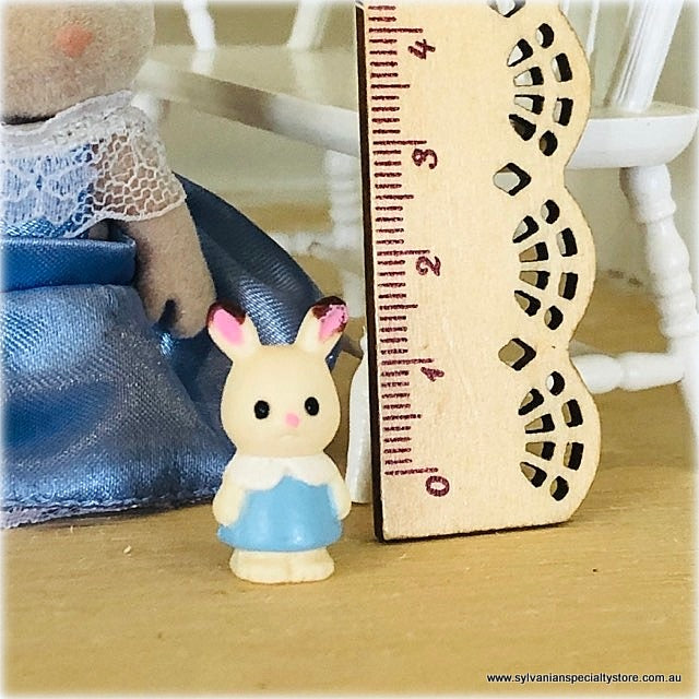 Sylvanian Families Mini Figure - Rabbit baby in blue - 1.5 cm high