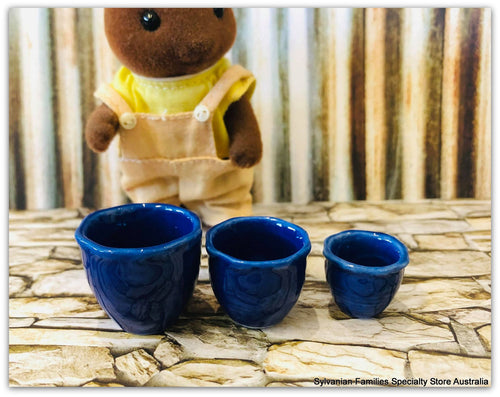Dollhouse miniature Sylvanian piecrust pots