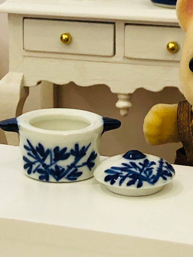 Dollhouse mini pot with lid blue white